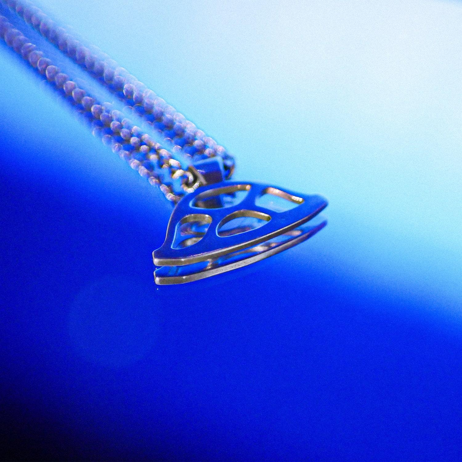 collier_fond_bleu